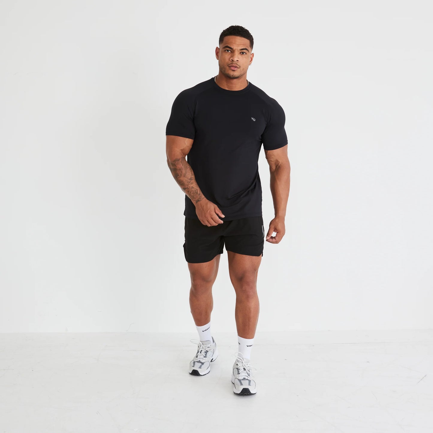 VANQUISH/ ESSENTIAL BLACK PERFORMANCE SHORT SLEEVE T SHIRT