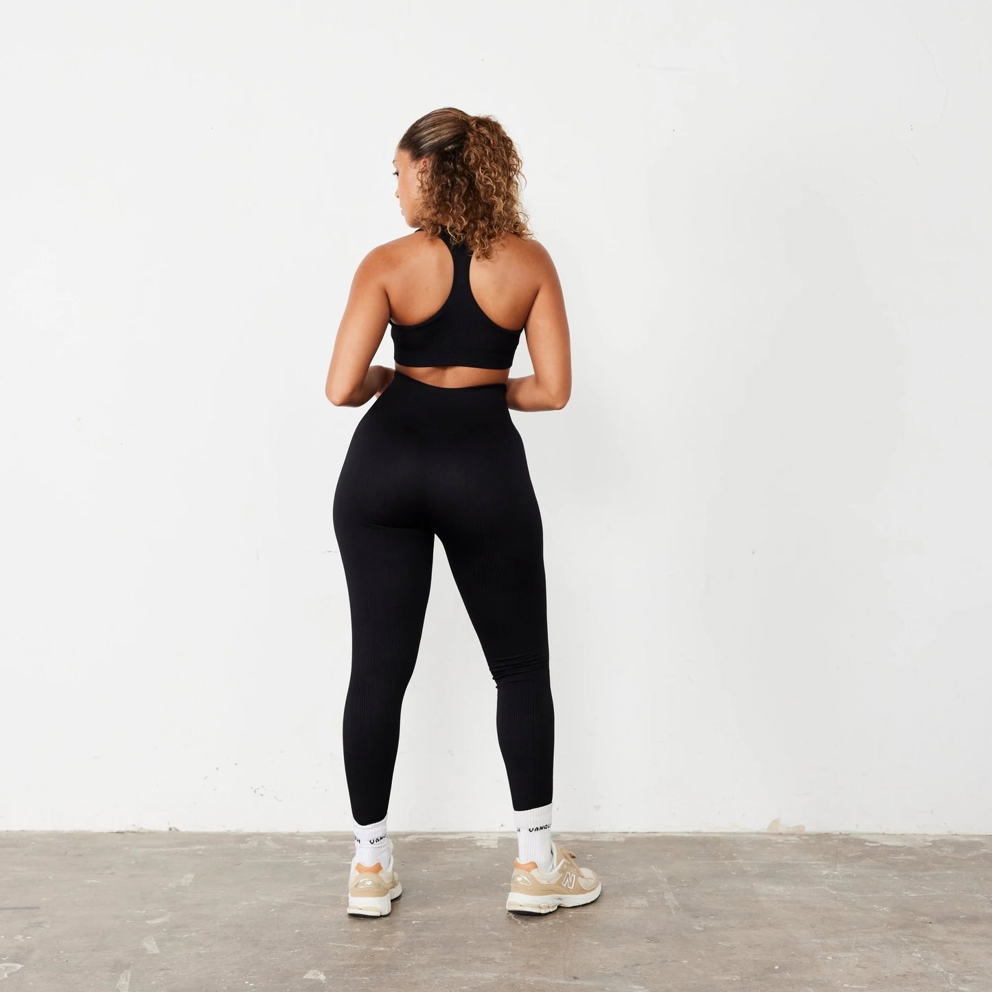 VANQUISH/ RIBBED SEAMLESS BLACK RACER BACK BRA WOMAN