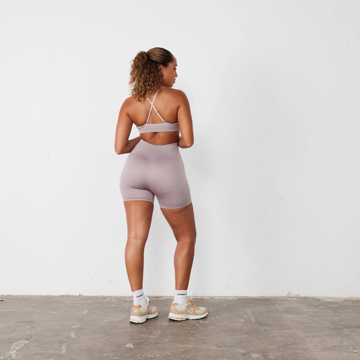 VANQUISH/ RIBBED SEAMLESS BLUSH CROSS BACK LOW SUPPORT WOMAN